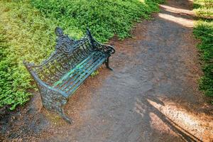 banco sozinho no parque durante o verão foto