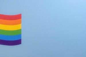 bandeira gay lgbt com fundo azul foto