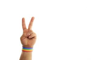 mão com pulseira com cores gays lgbt foto