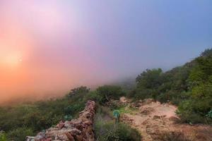 paisagem mexicana com opuntia e céu vermelho pela manhã para caminhadas foto