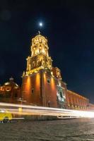 templo de san francisco de assis à noite em queretaro, méxico foto