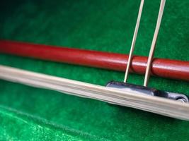 violino de madeira vermelho na caixa foto