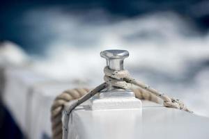 detalhe de amarração de barco no fundo da água azul foto