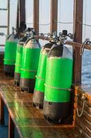 tanque em barco de mergulho foto