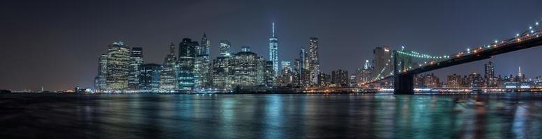 Manhattan vista noturna do Brooklyn foto