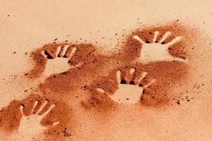 forma de mão de solo vermelho na areia como estilo de arte aborígene foto