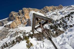 cruz em alta montanha foto