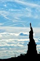silhueta vertical da estátua da liberdade de nova york foto