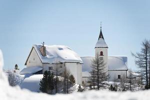 igreja da montanha no inverno foto