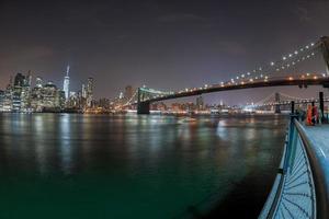 vista noturna da paisagem urbana de nova york do brooklyn foto