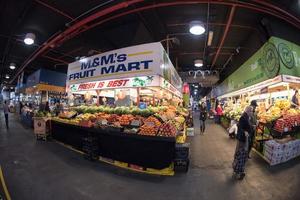 adelaide, austrália - 1 de setembro de 2015 - pessoas comprando no famoso mercado de produtos frescos da cidade foto