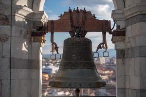 pisa, itália - 25 de novembro de 2016 - o topo da famosa torre inclinada foto