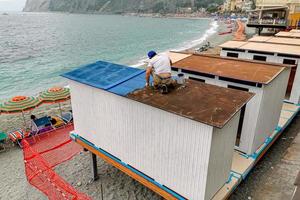 monterosso al mare, itália - 8 de junho de 2019 - vila pitoresca de cinque terre itália está cheia de turistas foto