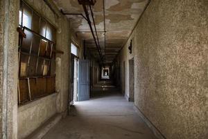 quartos interiores abandonados do hospital psiquiátrico da ilha de ellis foto