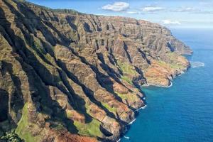 vista aérea da costa de kauai napali foto