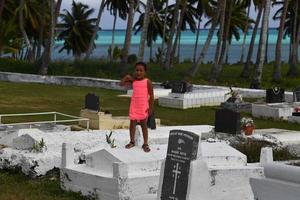 aitutaki, Cook Island - 27 de agosto de 2017 - pessoas locais na missa foto