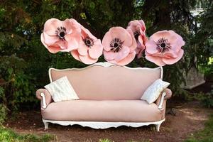 jardim vintage rosa sofá no dia de verão foto