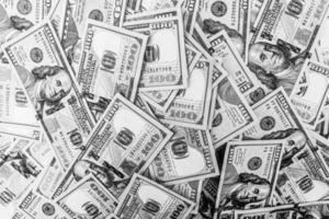 foto preto e branco de notas de 100 dólares. dinheiro moeda americana como pano de fundo.