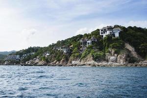 belo penhasco na ilha de koh tao, sul da tailândia foto