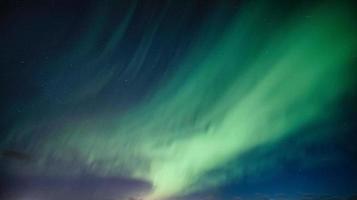 aurora boreal e estrelas no céu foto