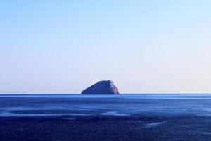 a pedra no oceano foto