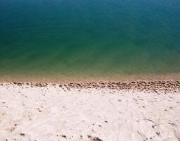 praia de areia e mar foto