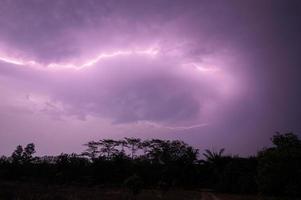 relâmpagos no céu à noite foto