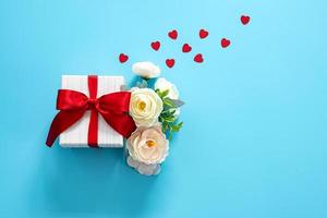caixa de presente com flores e corações em fundo azul