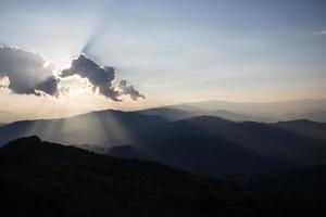 nascer do sol com nuvens, luz e raios foto