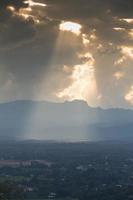 nascer do sol com nuvens, luz e raios foto