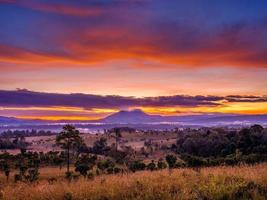 vista das montanhas com céu pôr do sol foto