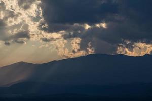 nascer do sol com nuvens, luz e raios foto