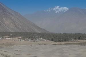 montanha e vista para o pequeno deserto em leh, índia foto