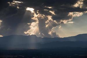 nascer do sol com nuvens, luz e raios foto