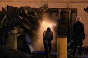 silhuetas de bombeiros antes de um incêndio foto