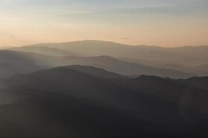 pôr do sol nas montanhas foto