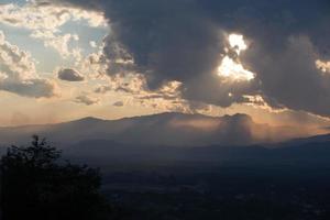 nascer do sol com nuvens, luz e raios foto