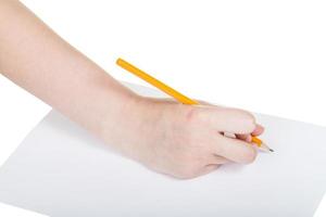mão desenha por lápis de madeira na folha de papel foto