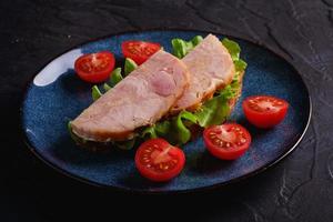sanduíche com carne de presunto de peru e tomates laterais foto