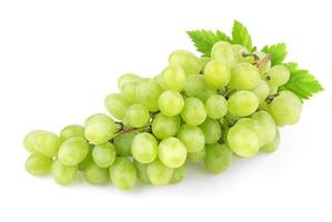 uvas isoladas no fundo branco foto