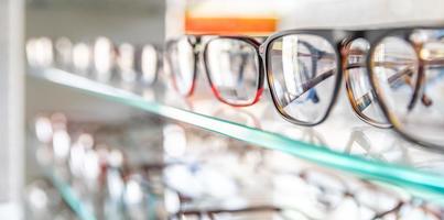 vitrina de óculos com óculos dióptricos foto