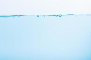 superfície da água azul em um fundo branco foto