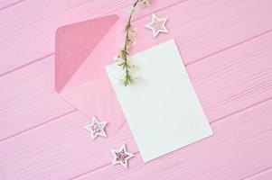 papel de maquete com folhagem e fundo rosa foto