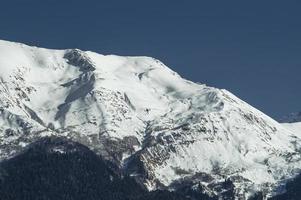 borda de uma montanha do Cáucaso em krasnaya polyana, rússia foto