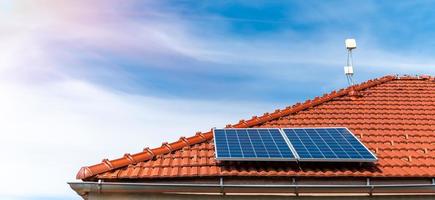 painéis solares no telhado de uma casa de família foto