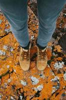 botas de couro em musgo laranja foto