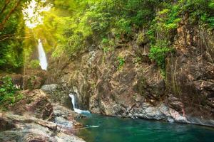 cachoeira de klong plu koh chang, tailândia foto