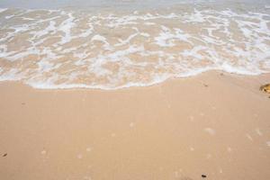 areia e ondas da praia foto