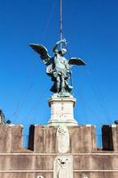 estátua de michael o arcanjo no topo do castelo foto