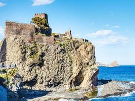castelo normando e ilhas do ciclope, sicília foto